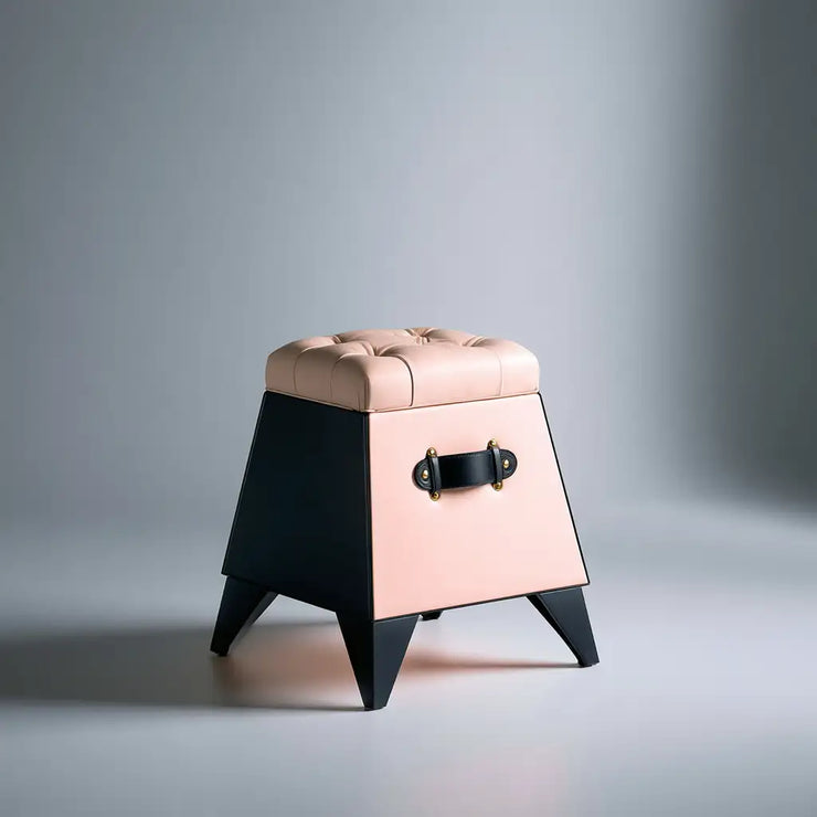 Panca contenitore rosa di design contemporaneo Rainsoakedredwood, perfetta come seduta elegante per la casa.