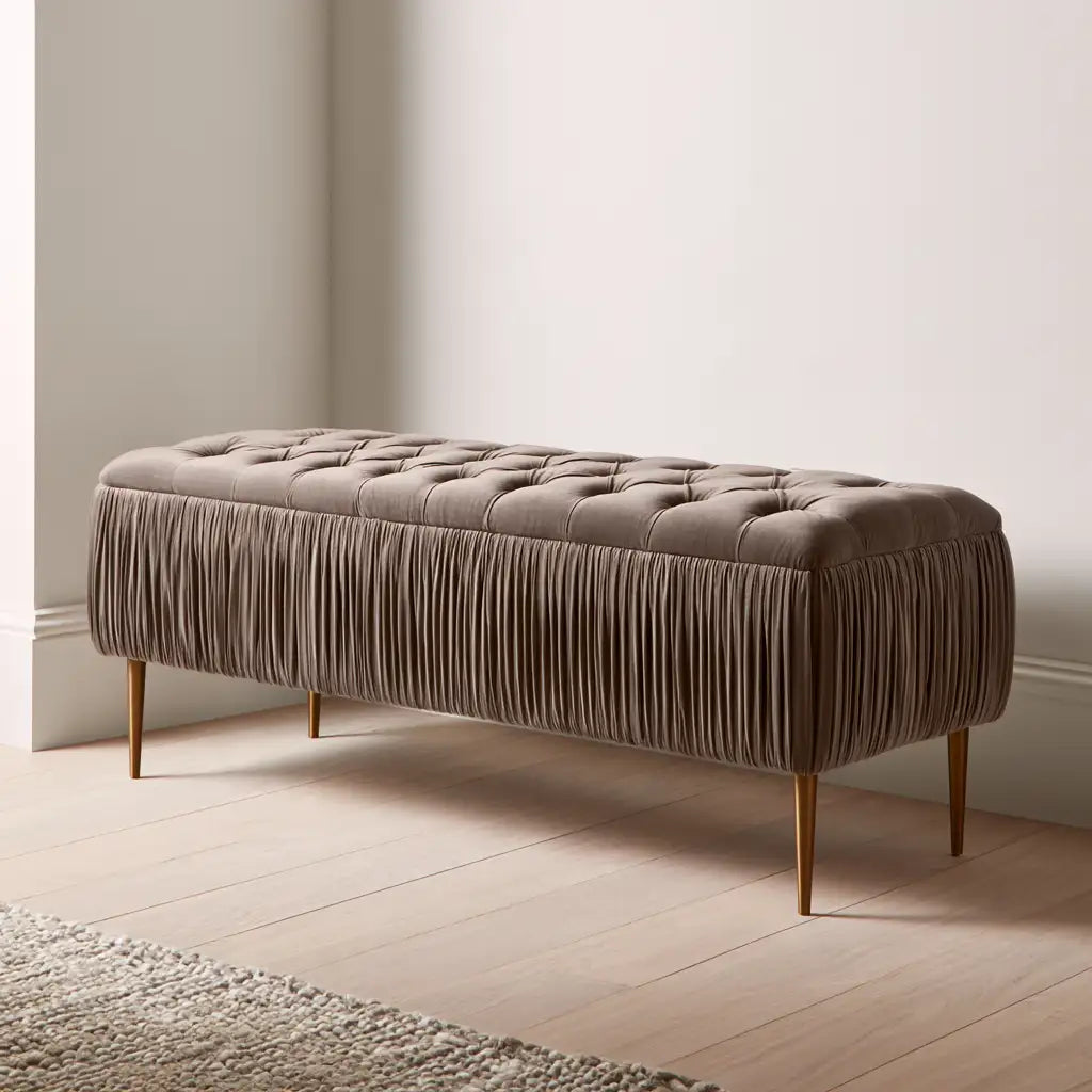 Panca imbottita beige compatta per la casa, seduta elegante di arredamento Rainsoakedredwood, perfetta per ambienti moderni