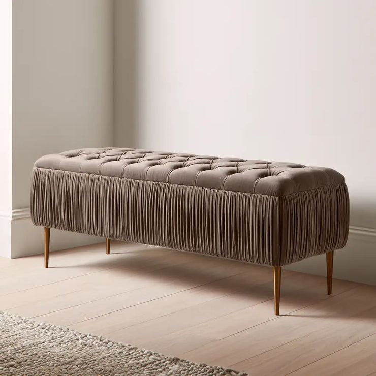 Panca imbottita beige compatta per la casa, seduta elegante di arredamento Rainsoakedredwood, perfetta per ambienti moderni