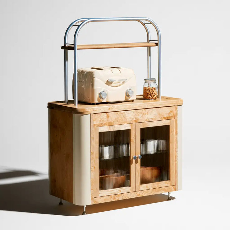 Mobile contenitore Rainsoakedredwood con ante marroni e nere, arredo semplice e funzionale per la casa.